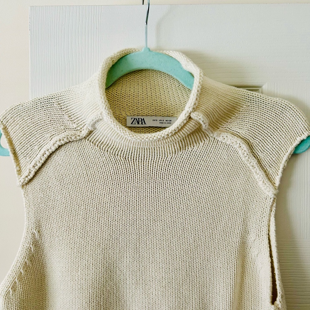 Zara Knit Vest Size:S   Color:Ecru pre owned great condition.
